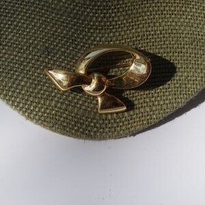 Women`s gold tone bow tie marked "napier" brooch p